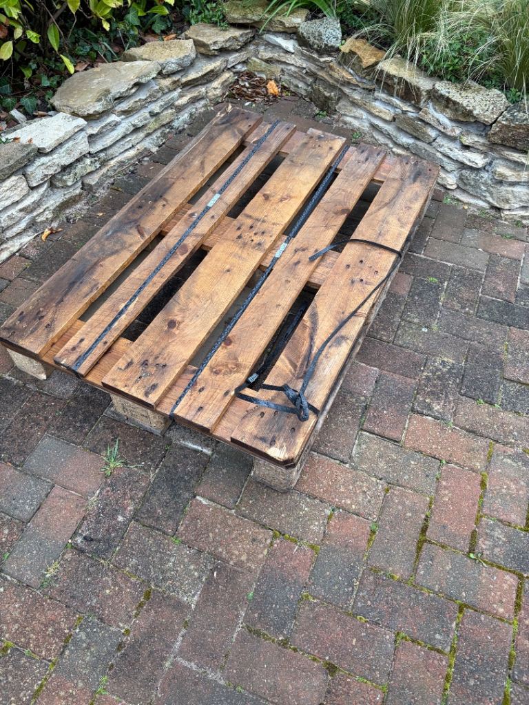 1 x small sturdy pallet 