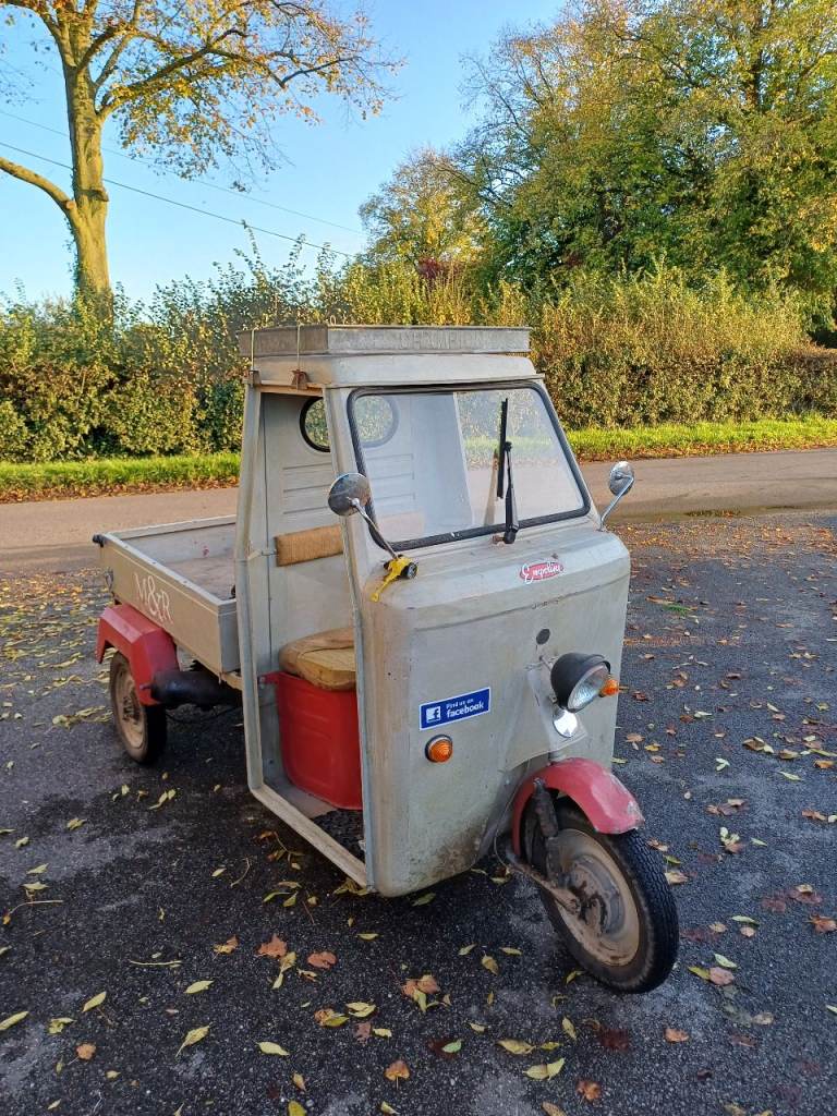 Empolini Triplet. Tuktuk. Rickshaw