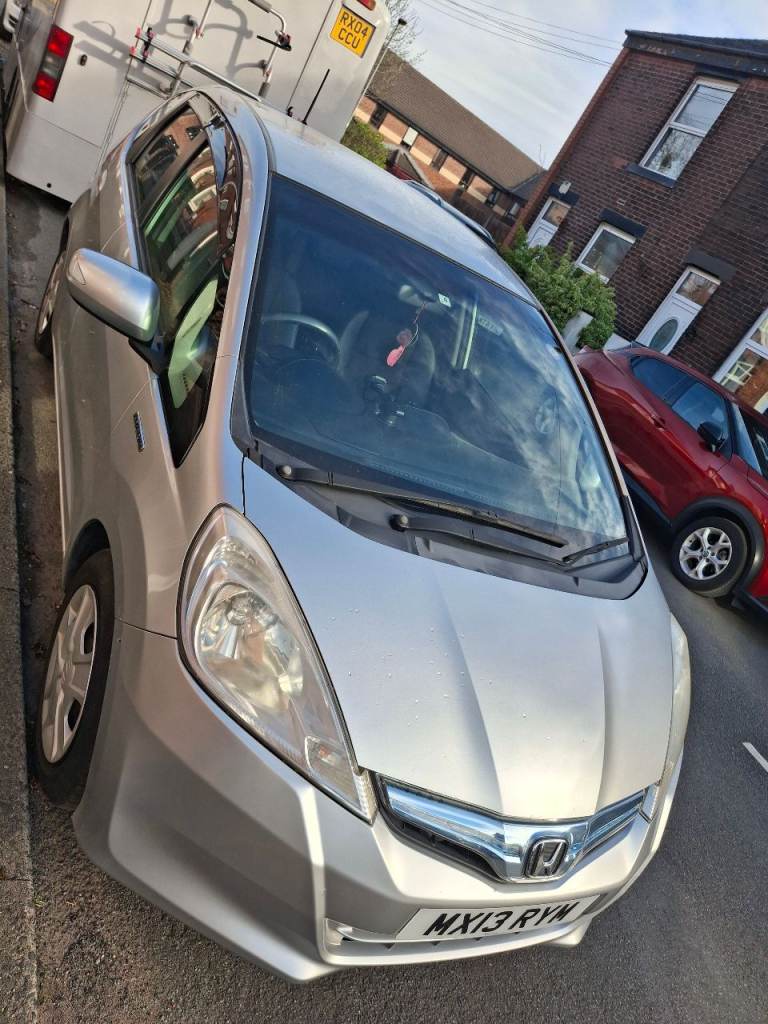 Honda Fit Automatic Hybrid 2013 silver Mot 10/3/2027