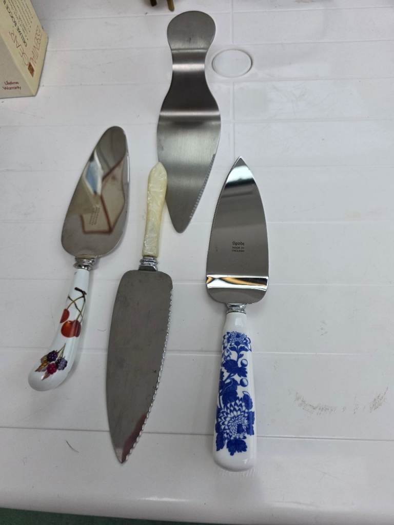 Set of 4 Cake/Pie Servers – Various Designs, Good Condition