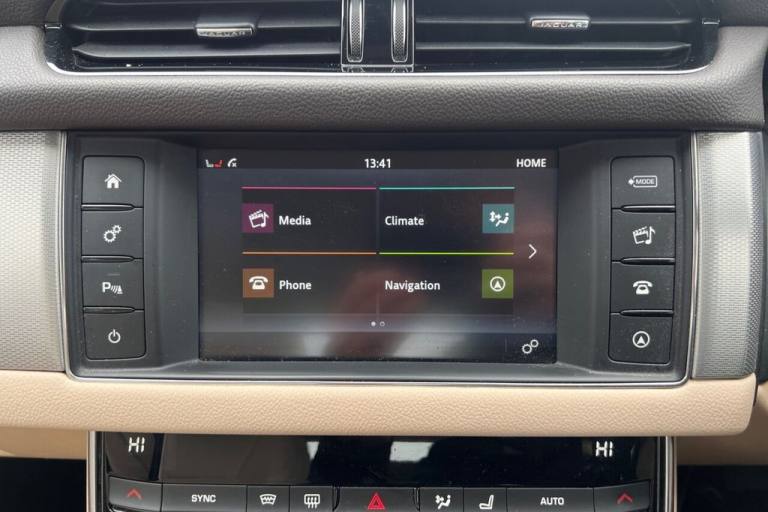 2018 Jaguar XF 2.0d Prestige Saloon 4dr Diesel Auto Euro 6 (s/s) (180 ps) Rear Parking Aid Saloon...