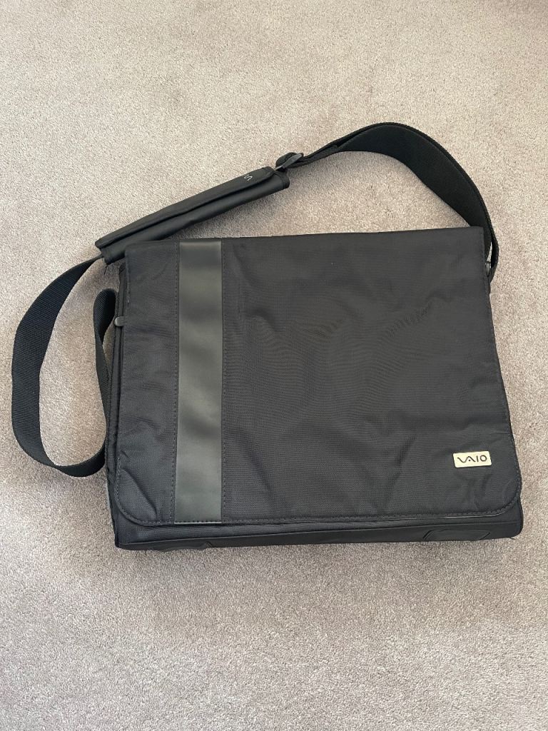 Targus Laptop Messenger Style Case – Good Condition, with Shoulder Strap