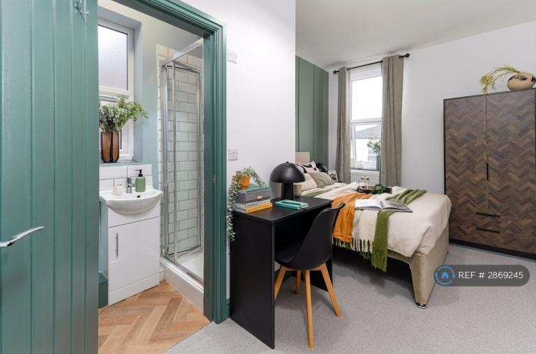 1 bedroom in Monmouth Avenue, Bury, BL9 (#2869245)