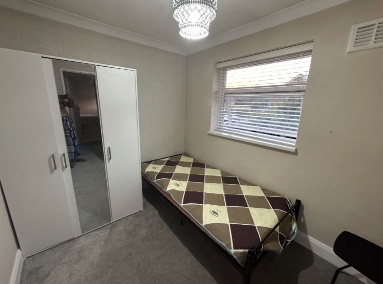 Room to rent | Basildon £480 including bills SS14 3qa