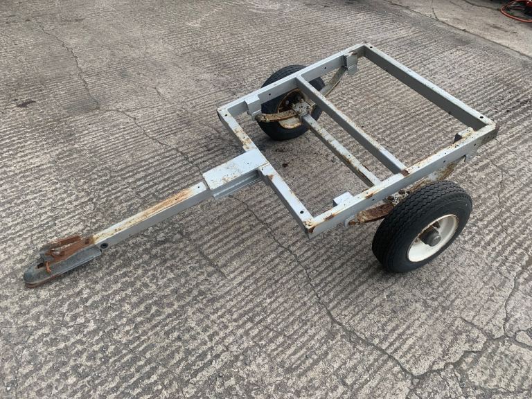 Box trailer chassis