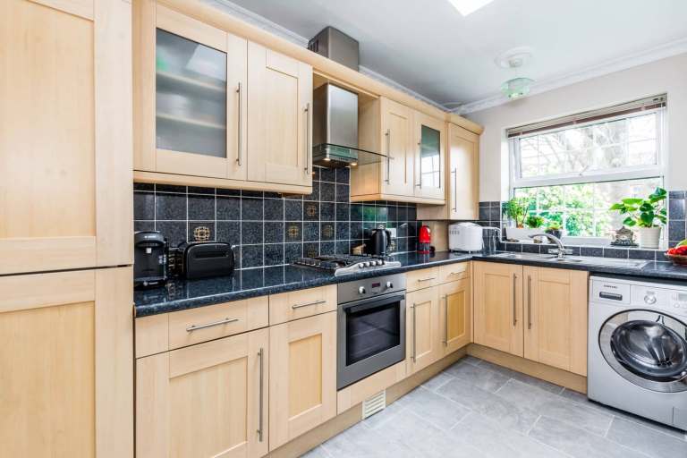 DOUBLE ROOM + BATHROOM- EAST HAM