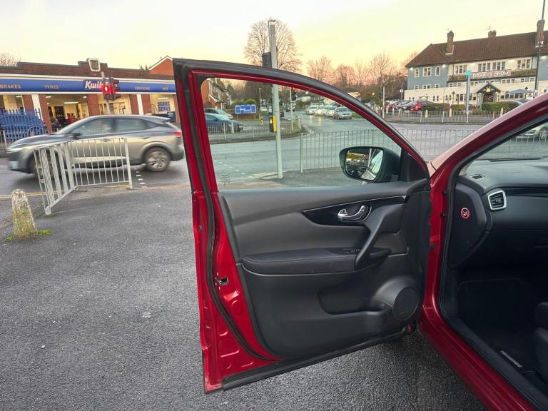 2015 Nissan Qashqai 1.2 DiG-T N-Tec+ 5dr HATCHBACK PETROL Manual