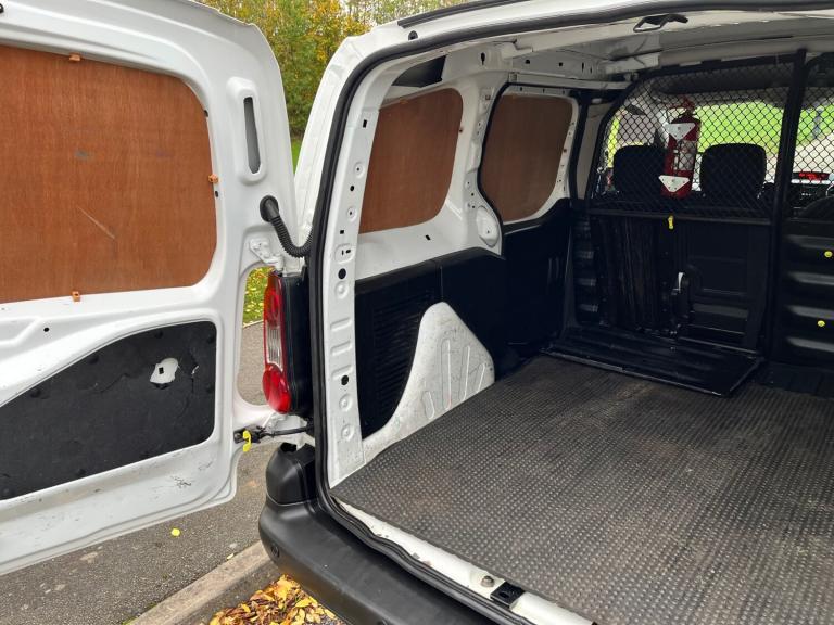 2018 68 PEUGEOT PARTNER 1.6 BLUEHDI 651 SE L1 H1 WHITE PANEL VAN 1 OWNER FSH