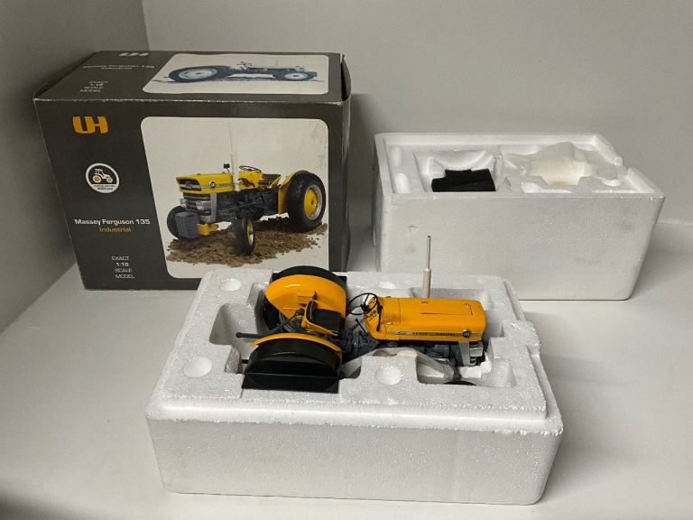Universal hobbies MF 125 industrial tractor 1/16 limited edition 