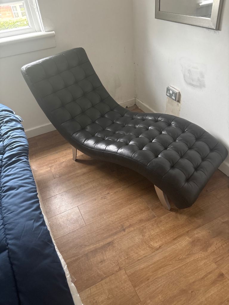 Stylish Black Tufted Leather Chaise Lounge – Modern Design
