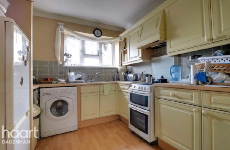 Modern 1-Bedroom Flat | Furnished | Fitted Kitchen | Parking | Braintree Road, Romford, London -RM10