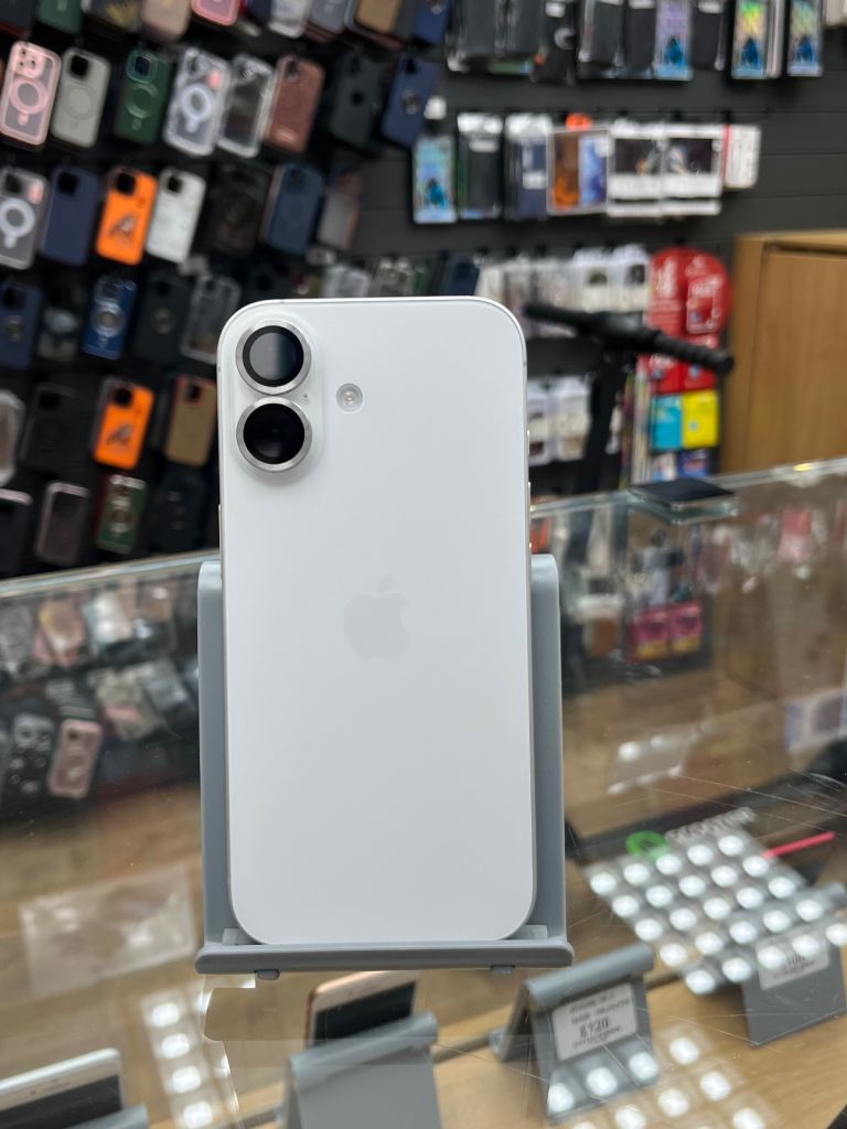 White iPhone 17, 256GB Storage – Almost New Condition
