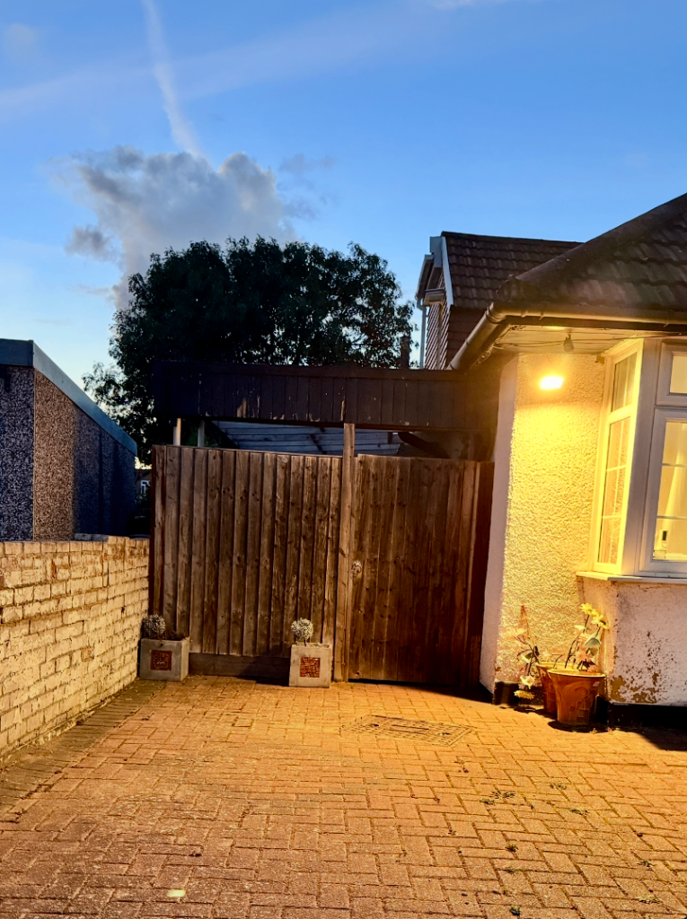 🏡 Private Ground Floor Studio for Couples | Near Heathrow & Cranford