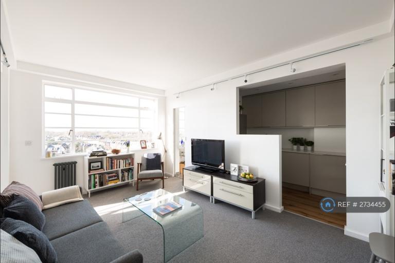 1 bedroom flat in Balham High Road, London, SW17 (1 bed) (#2734455)