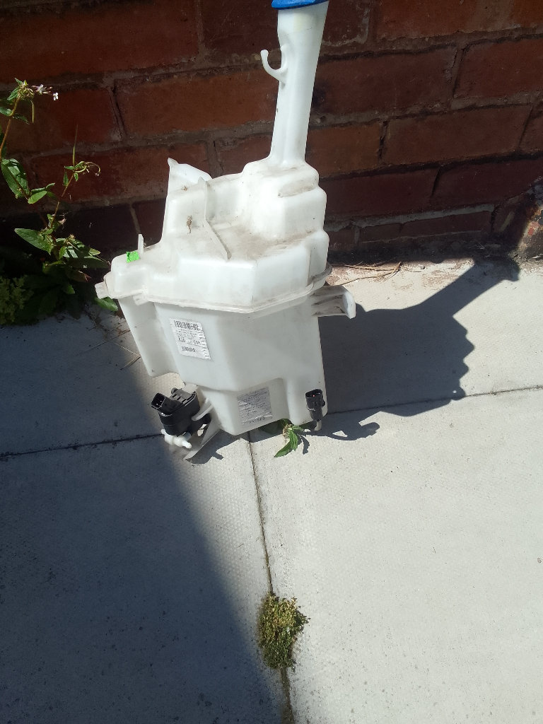 Kia Ceed Washer tank bottle 