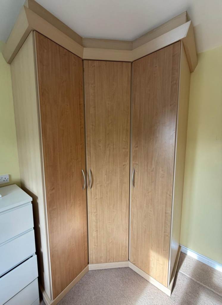 Fitted corner wardrobe 