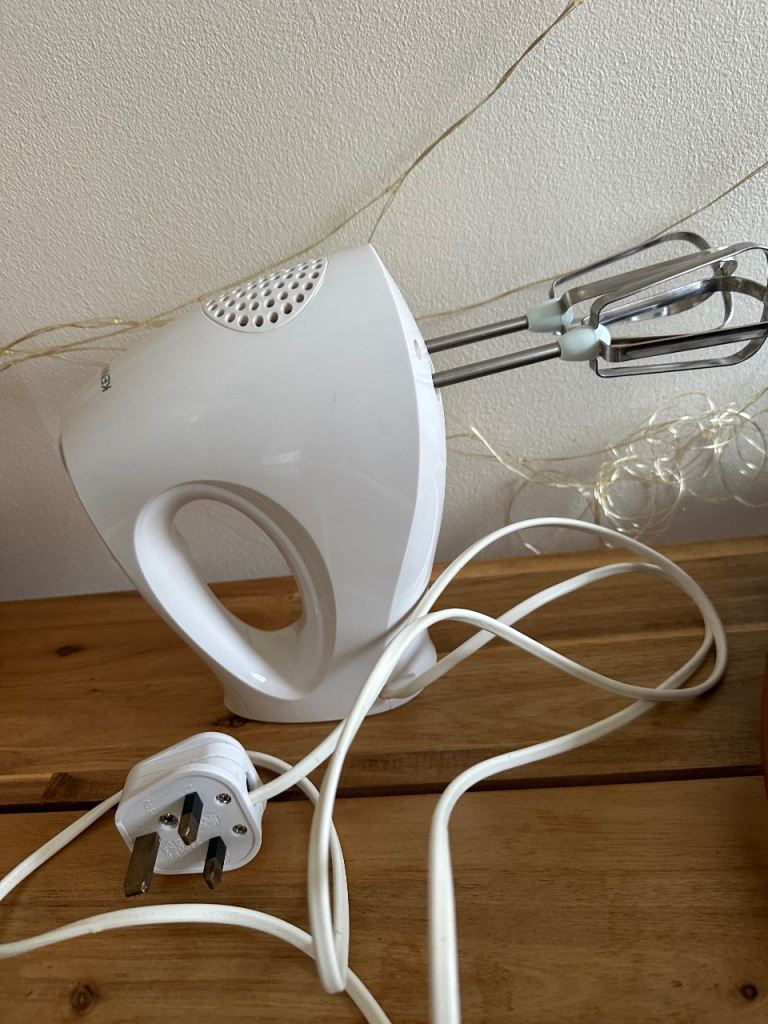 Free Kenwood Handheld Food Mixer with Beaters – NOT WORKING