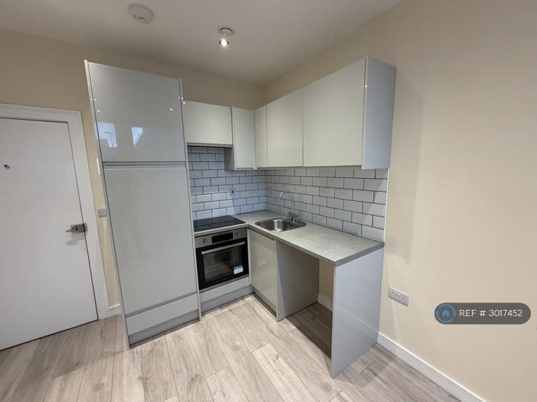 1 bedroom flat in Spotland Road, Rochdale, OL12 (1 bed) (#3017452)