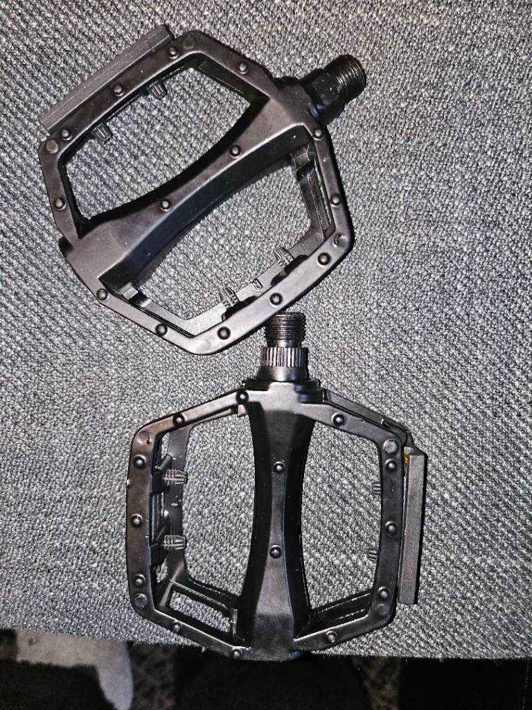 Bicycle crank set and pedals