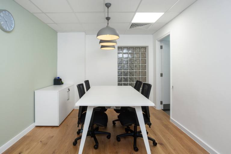 Leicester - LE19 1WY \ Office Space for Rent with 4 Desks
