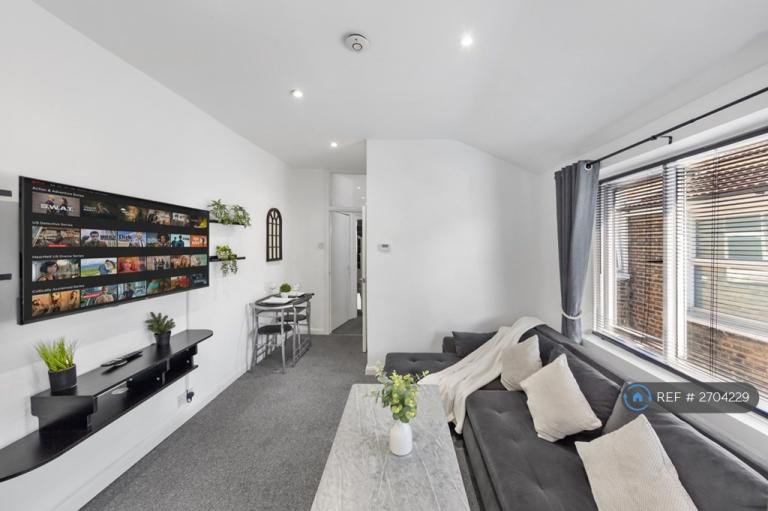 3 bedroom flat in Harcourt Road, London, E15 (3 bed) (#2704229)