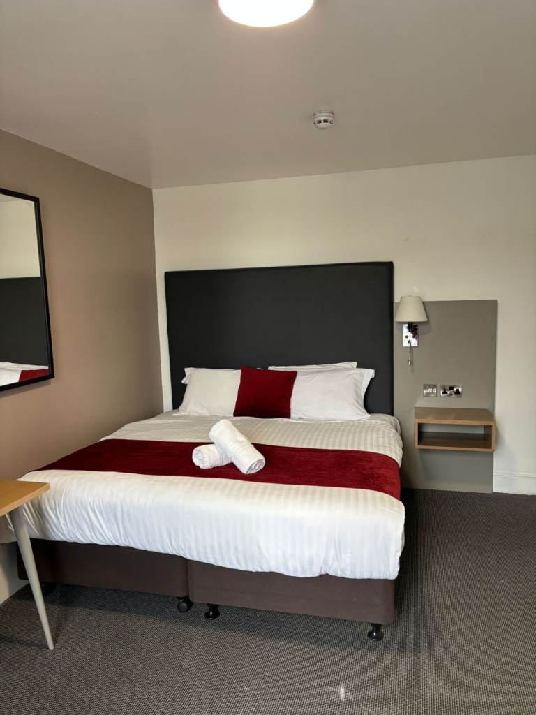 En-suite double room-available immediately in central location Mansfield