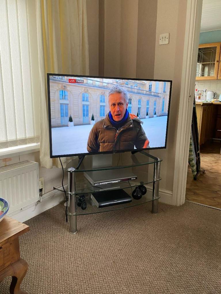 Sony Smart TV 44" with remote