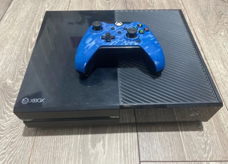 Xbox One Console with Blue Controller – Good Condition