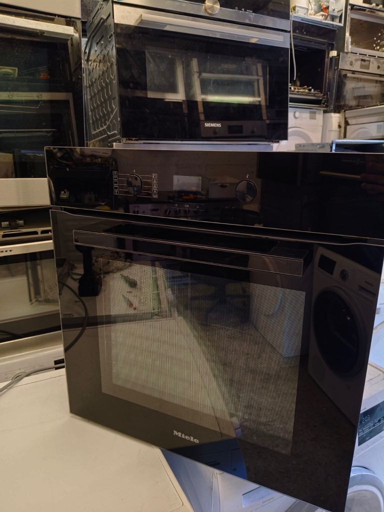 Miele black single electric oven with automatic cleaning like new 