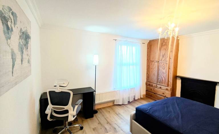 Large double room close to Strood Station