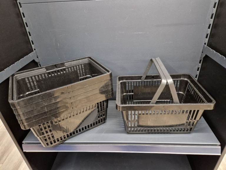 Black plastic 20l Shopping baskets