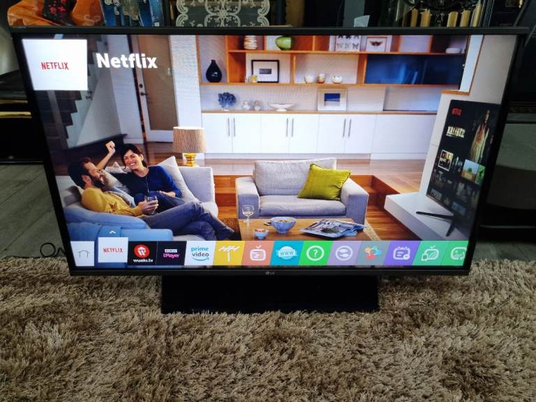 LG 43" SMART 4K ULTRA HDR LED TV TELEVISION 
