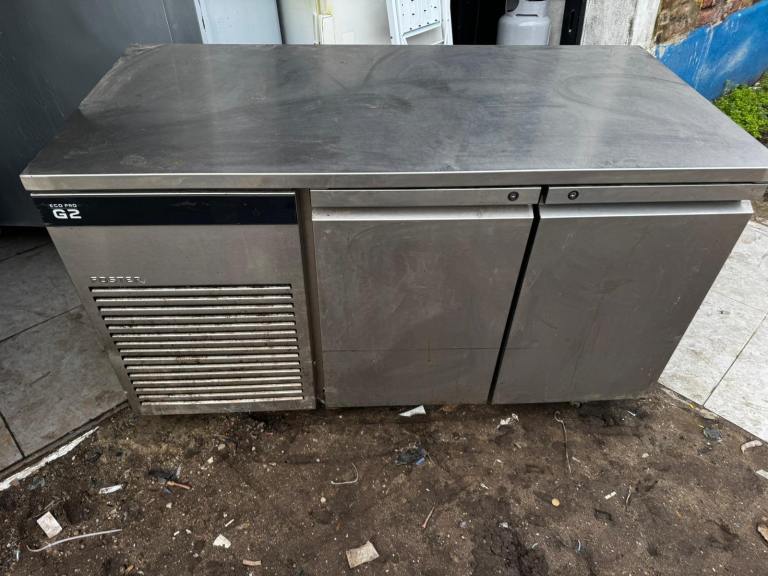 Commercial bench foster fridge undercounter fridge like new 