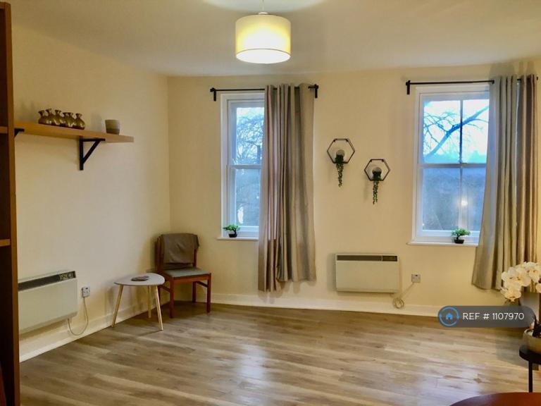 2 bedroom flat in High Street, Barnet, EN5 (2 bed) (#1107970)