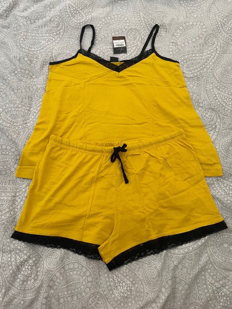 City Comfort Mustard Ladies Short Pyjama Set, Size Large  (16-18), new!