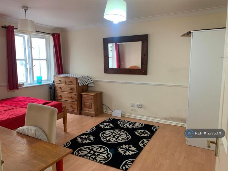 1 bedroom in Mile End Road, London, E1 (#2775371)