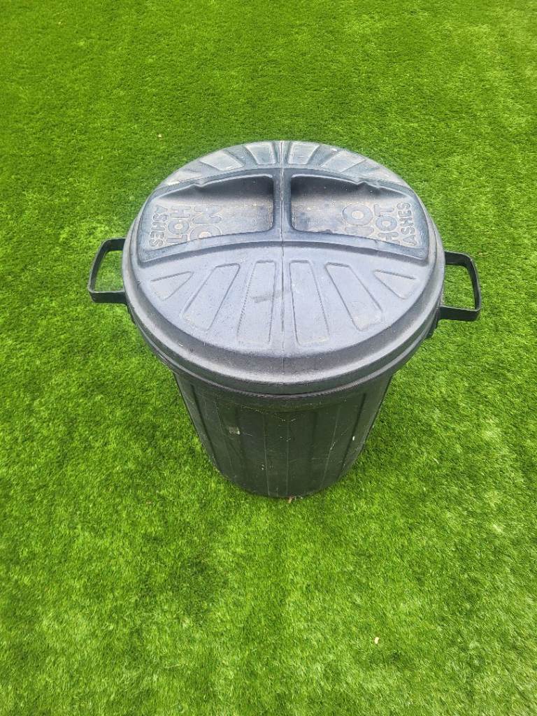 Black Plastic Garden Bin with Lid – Good Condition