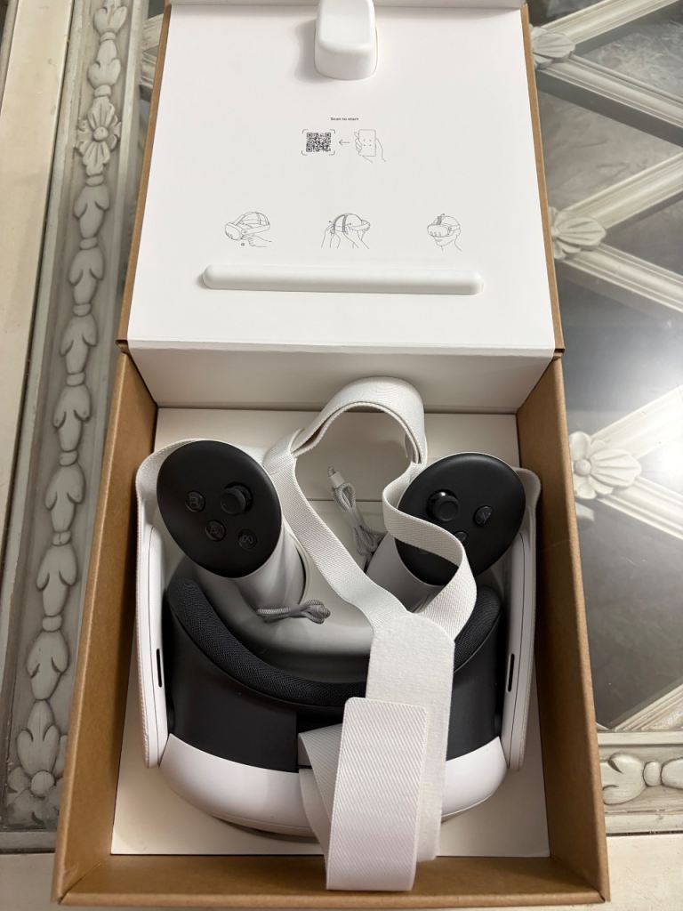 HARDLY USED META QUEST 3 512GB WITH CONTROLLERS AND CHARGER