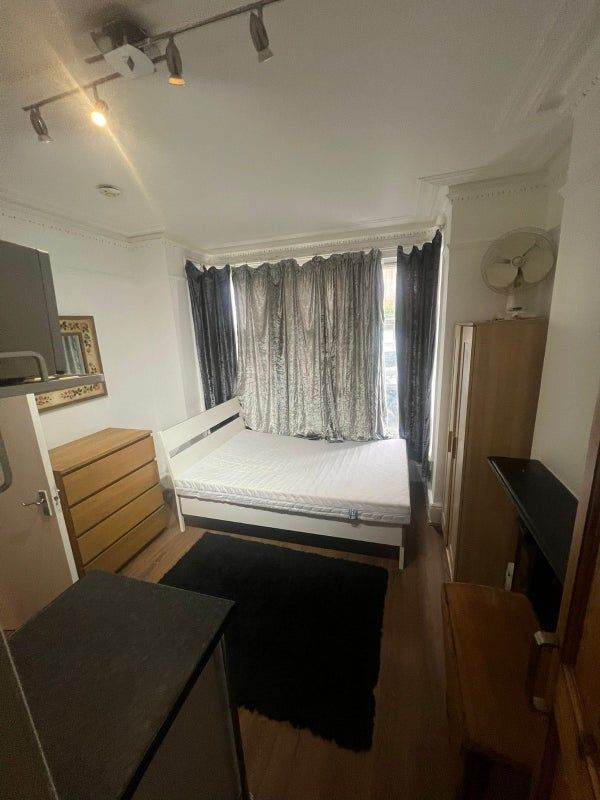 FULLY FURNISHED STUDIO FLAT TO RENT– ACTON TOWN, W3 – £1,300 PCM (Bills Included)