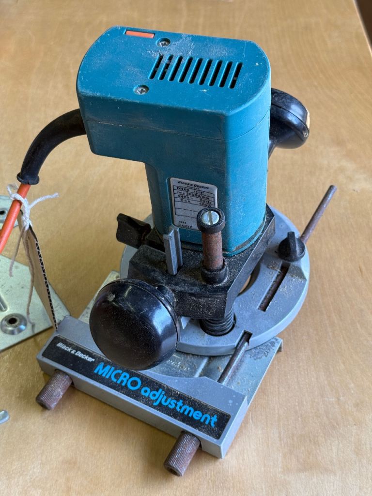 Black & Decker plunge action router 
