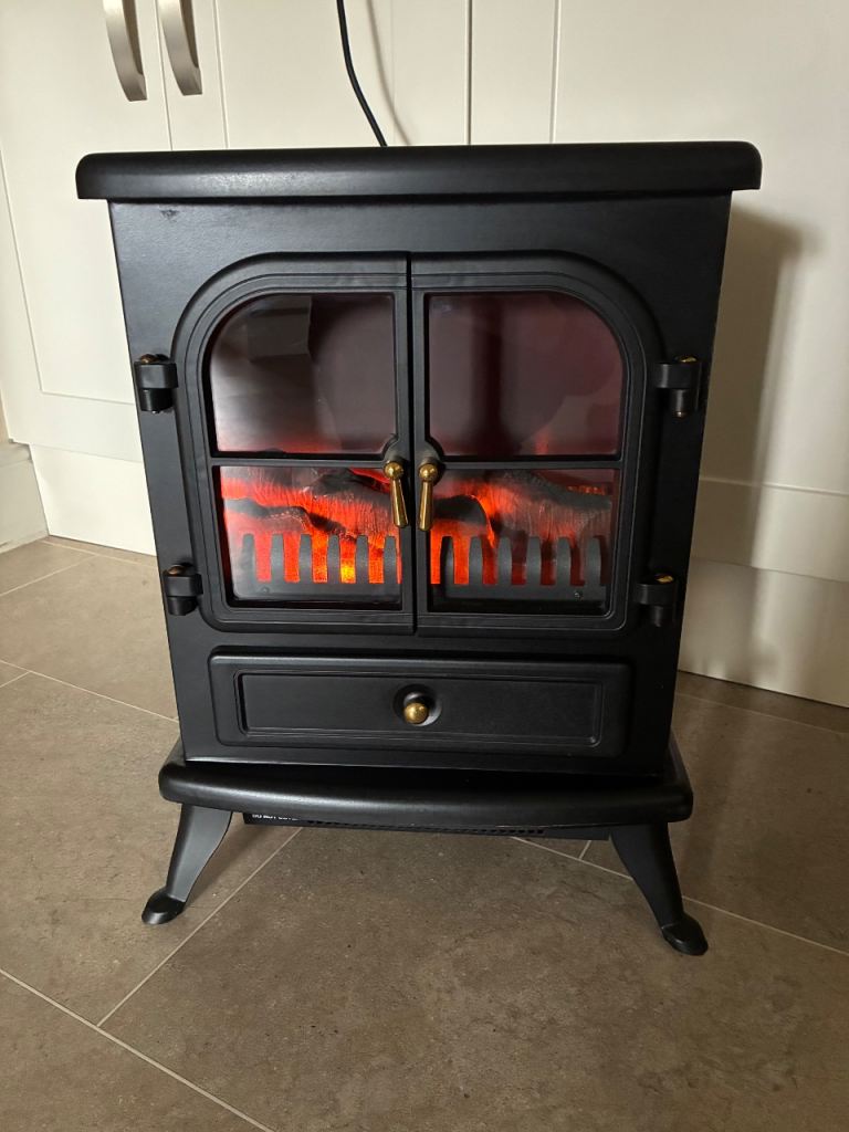 Black flame effect electric stove