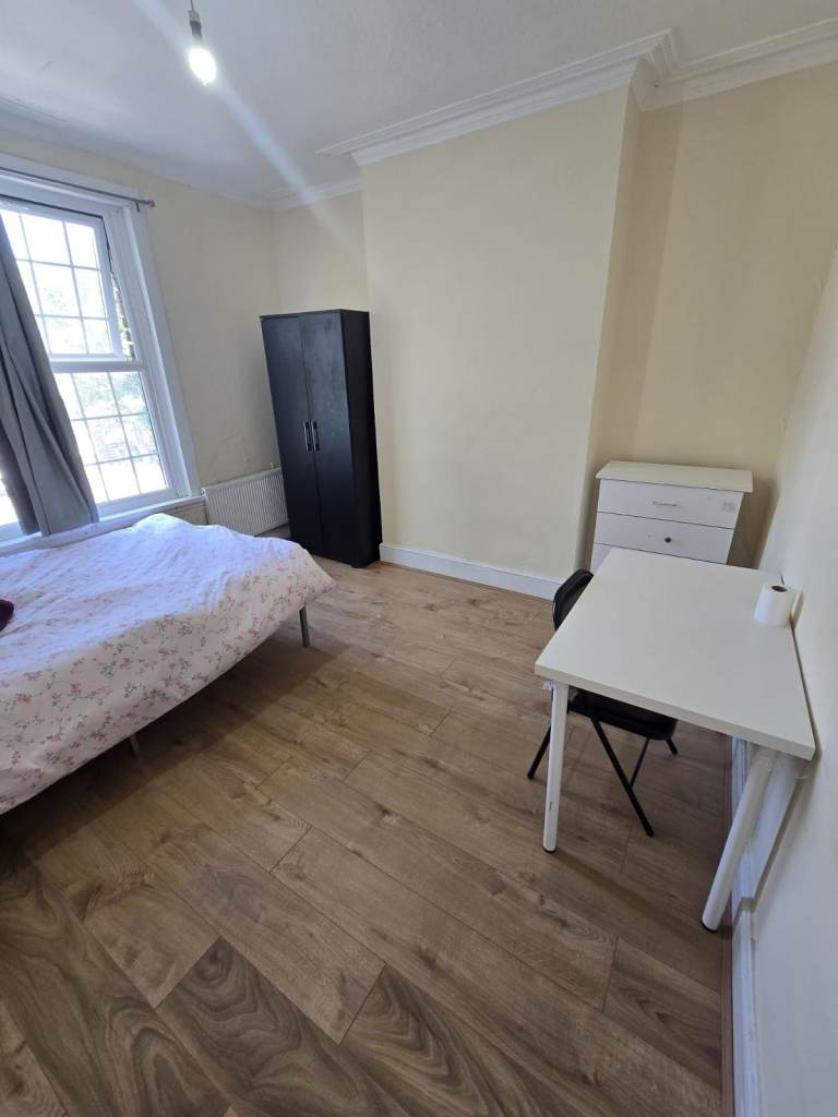 Lovely Room with Bills £700 