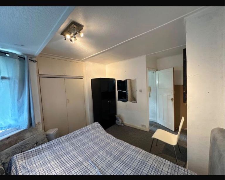 Private room to rent - Feltham