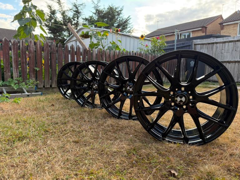 20” Alloy wheels in Gloss Black
