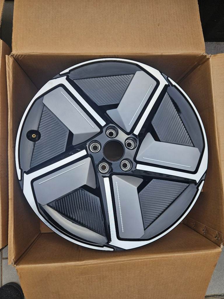 19” Alloy Wheel – Genuine – Excellent Condition