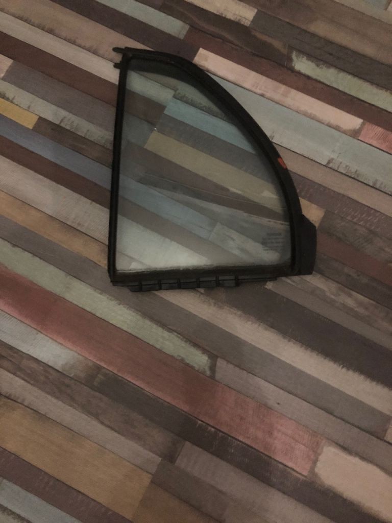 Toyota Yaris back passé side triangle window