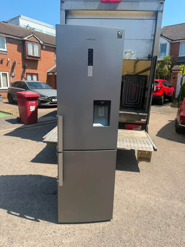 SAMSUNG Freestanding Fridge Freezer with Water Dispenser