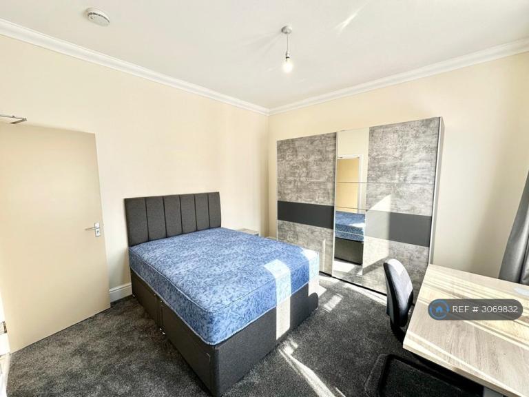 2 bedroom flat in Lower Ford Street, Coventry, CV1 (2 bed) (#3069832)