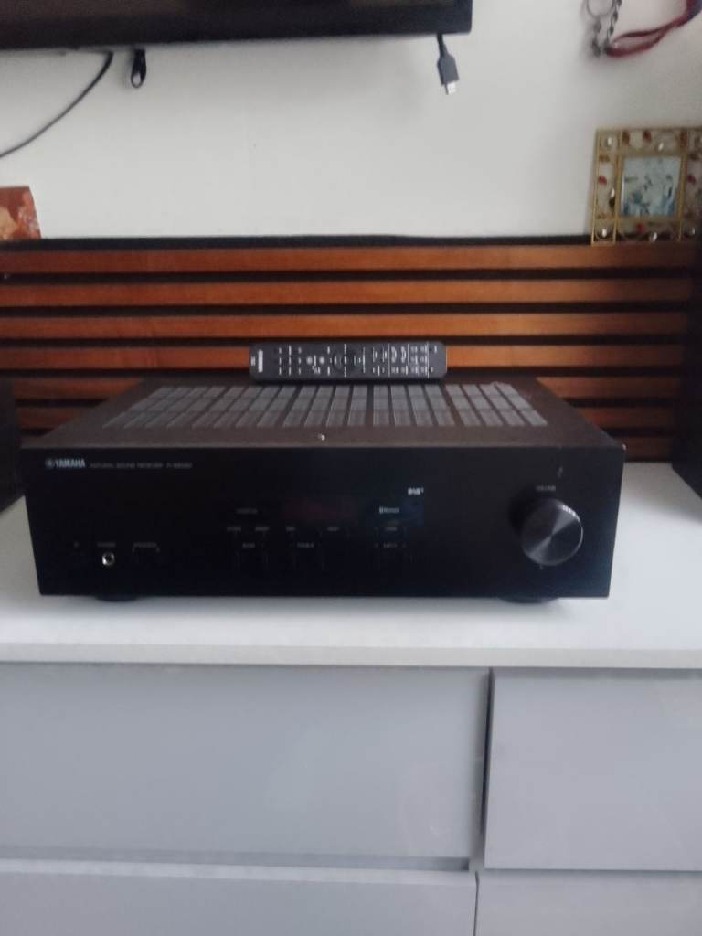 Yamaha RX-V485 AV Receiver with Remote – Good Condition