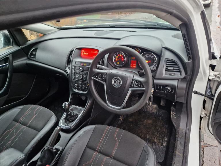 2012 Vauxhall Astra 1.6i 16V Active 5dr HATCHBACK Petrol Manual